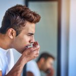 شش عادت غلط که موجب بوی بد دهان می‌شود! | بیمارستان سیدالشهداء یزد