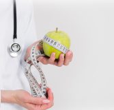 10-16 آذر هفته اطلاع رسانی تغذیه صحیح می باشد. تغذیه سالم یعنی انتخاب غذاهای متنوع از گروههای غذایی اصلی. برای تغذیه سالم مجبور نیستید یک رژیم محدود و سخت داشته باشید بلکه نیازمند برنامه ریزی و هدف گذاری برای مصرف متنوع گروههای مختلف غذایی هستید. تغذیه سالم علاوه بر ایجاد احساس سیری باید نسبت مناسبی از مواد مغذی ( درشت مغذی ها و ریز مغذی ها ) را برای بدن تامین نموده و سیری سلولی نیز ایجاد نماید. پیش از هر چیز برای تغذیه سالم، یک الگوی غذایی سالم، رعایت تنوع، تناسب و تعادل اهمیت دارد. این بدان معناست که از تمامی گروههای غذایی به اندازه و بصورت متنوع استفاده شود. هفته اطلاع رسانی تغذیه صحیح